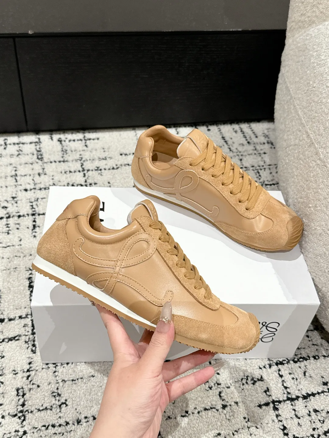 👟👟Ex-factory price 620👟👟 #couples model Top version LOEWE 25/ Latest catwalk model Ballet Runner 2.0. Couple model Ballet Casual Sports Shoes Moral Training Shoes Forrest Gump Shoes Original purchase and development Production Fabric matching Repeated selection of materials Nylon and calfskin leather sneakers featuring an asymmetric toe design, sock-like internal construction, and lightweight rubber outsole extending to the toe. ✔️Fabric: original customized imported first-layer cowhide ✔️Lining: imported soft sheepskin + mesh lining ✔️Sole: original molded anti-slip rubber material ✔️Sole thickness: increased by 2.5CM ✔️Size: #35-45 (45 for women, 45 for men, custom-made, non-refundable)